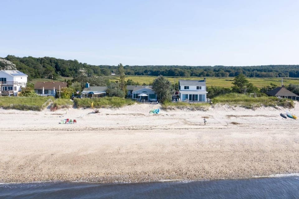 Chic Beach House: Waterfront, Vineyards, Hot Tub House in Long Island