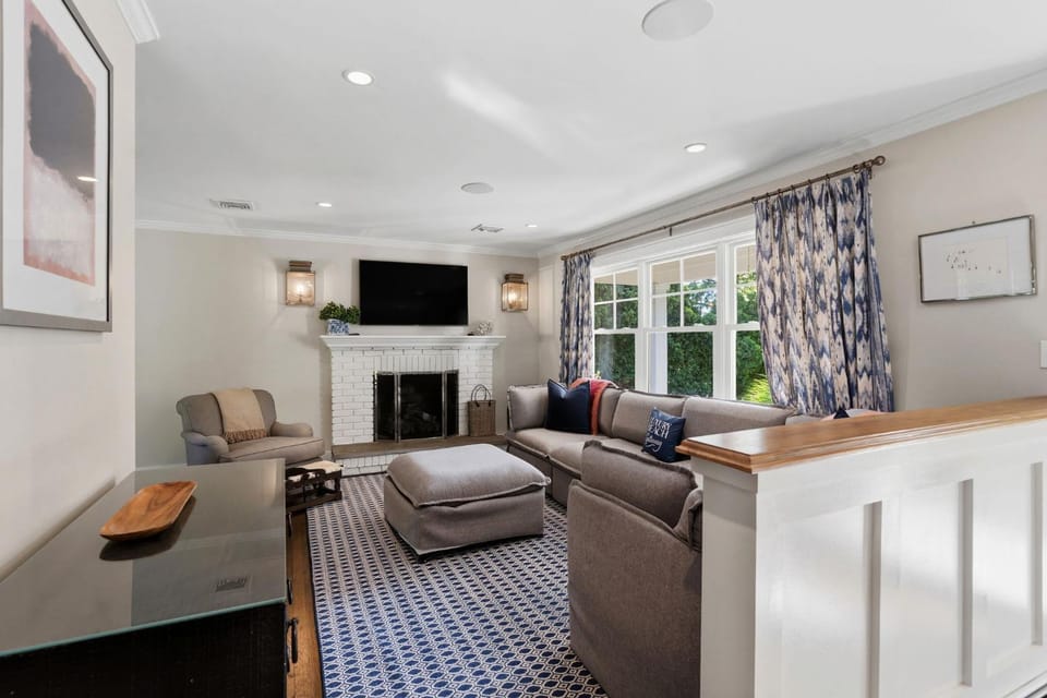 Cedar-shake Cottage, Heated pool and Gardens House in Southold