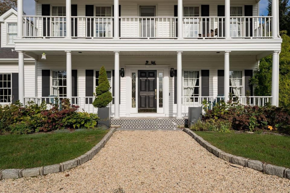 North Fork Oasis: Heated Pool, Hot tub, Steps to the beach! House in Laurel