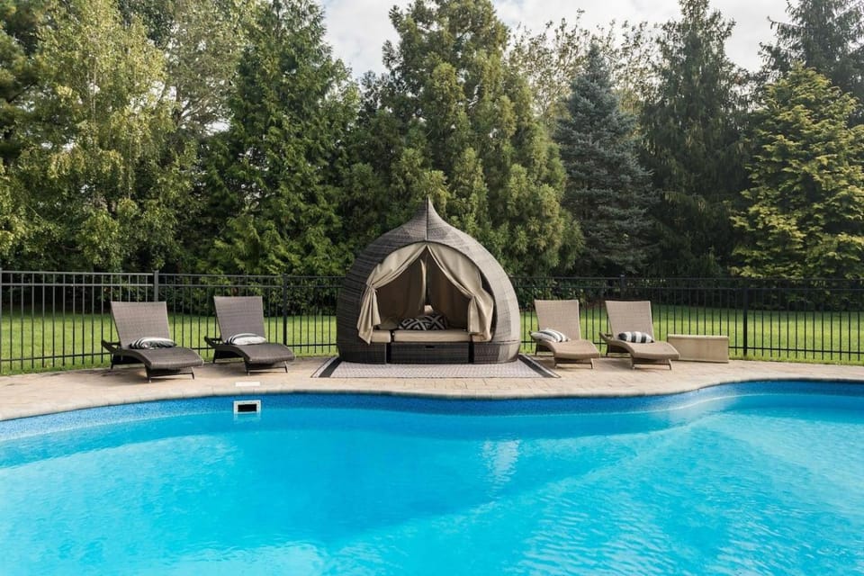 North Fork Oasis: Heated Pool, Hot tub, Steps to the beach! House in Laurel