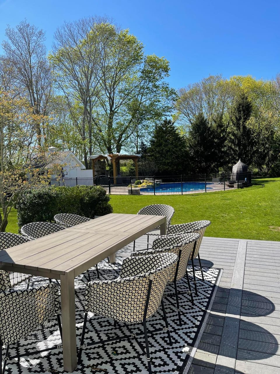 North Fork Oasis: Heated Pool, Hot tub, Steps to the beach! House in Laurel
