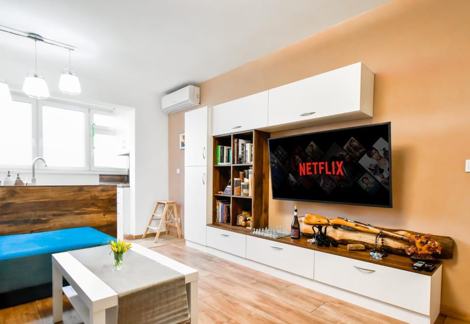 Communal lounge/ TV room, Library, TV and multimedia, Living room, Seating area, Evening entertainment