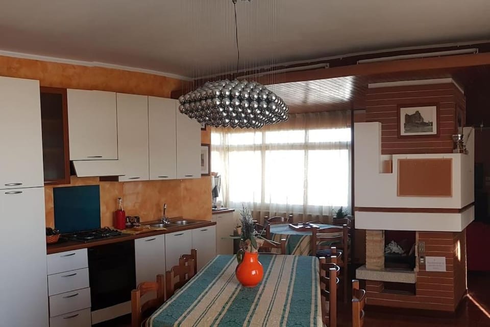 Kitchen or kitchenette, Dining area, oven, stove