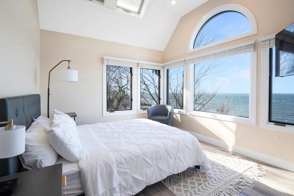 Coastal Retreat: Waterfront, Deck, Awesome Views House in Long Island