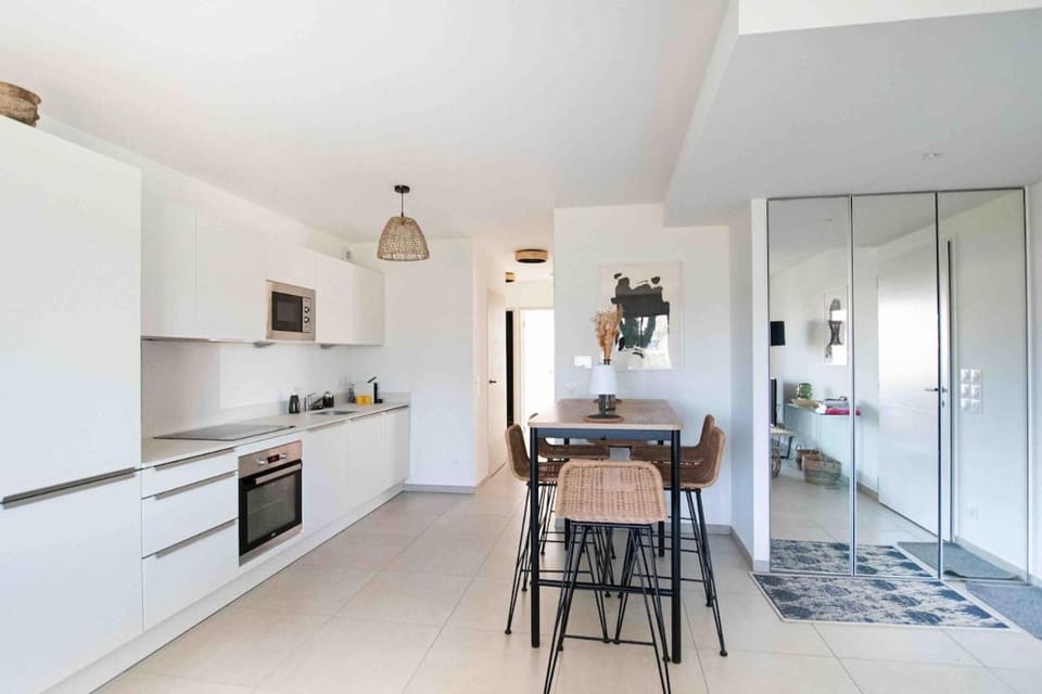 Kitchen or kitchenette, Dining area, oven, stove