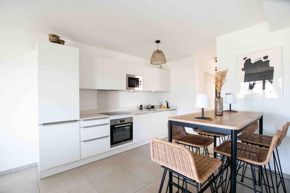 Kitchen or kitchenette, Living room, Seating area, Dining area, dishwasher, oven, pet friendly, stove, toaster