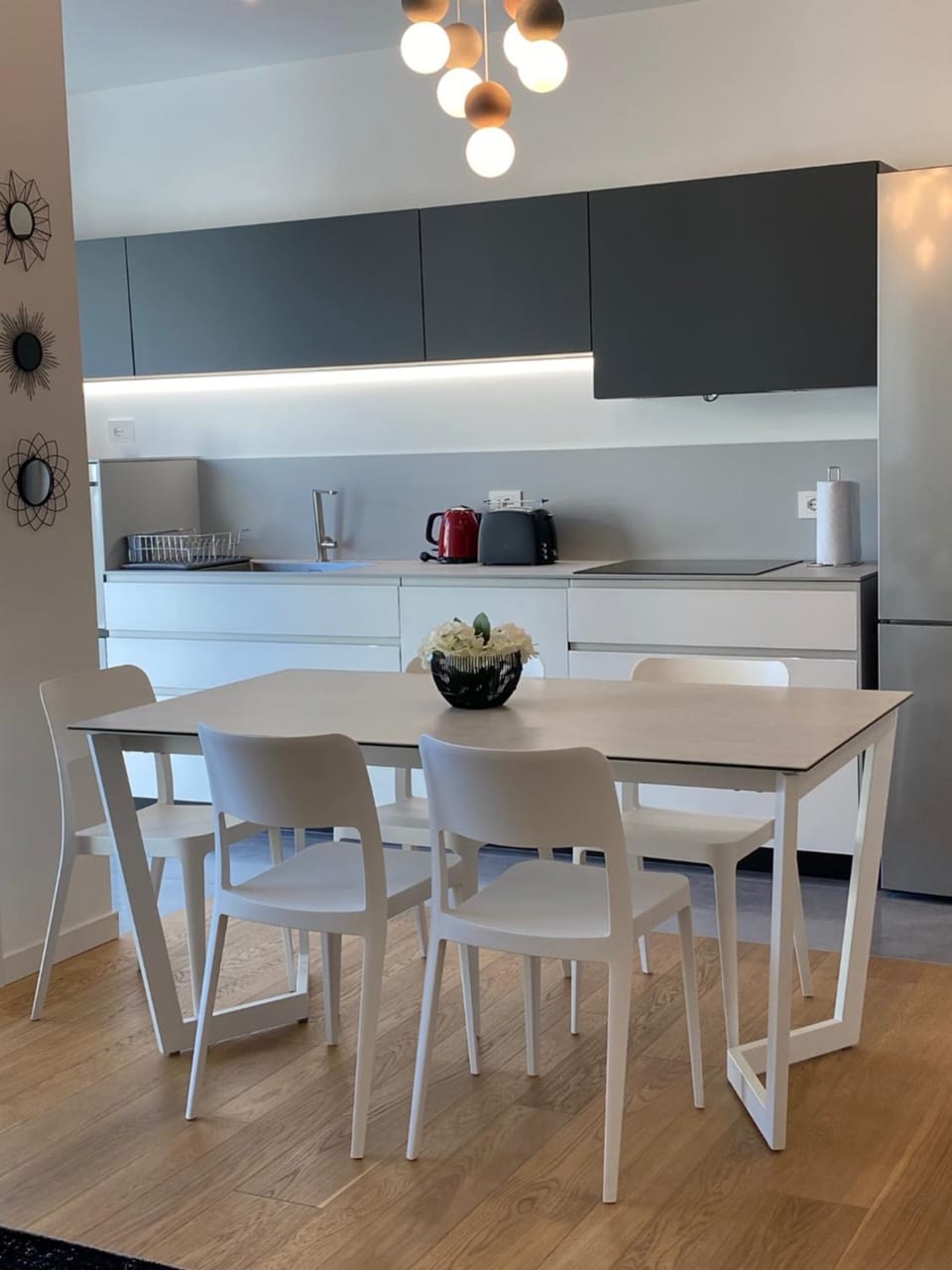 Kitchen or kitchenette, Dining area