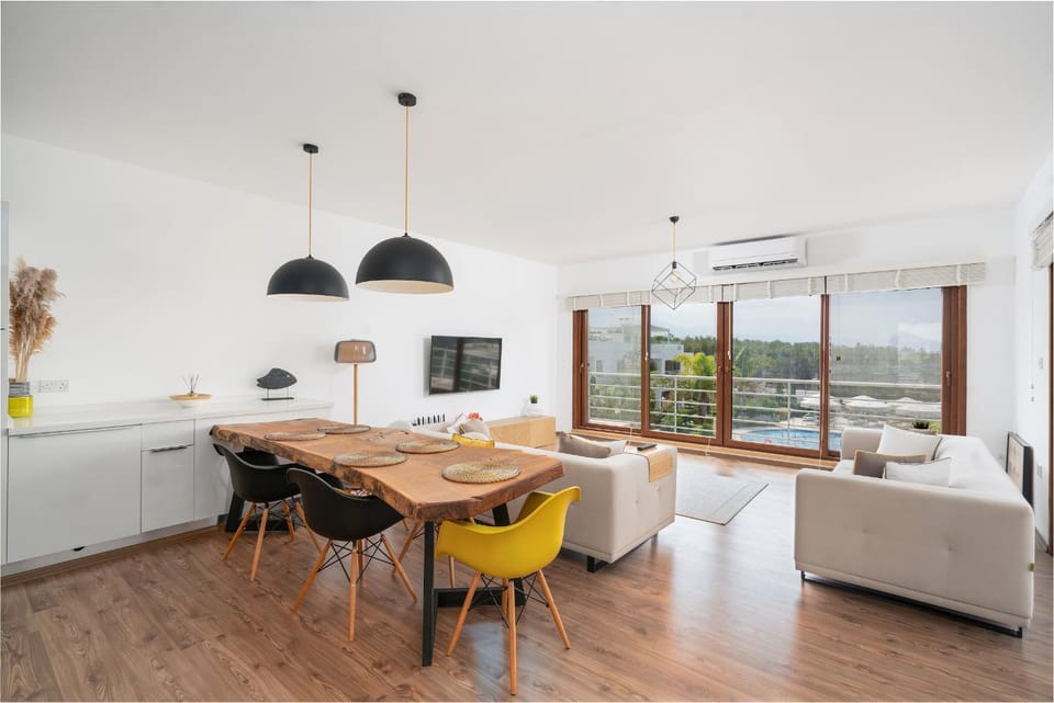 TV and multimedia, Living room, Seating area, Dining area