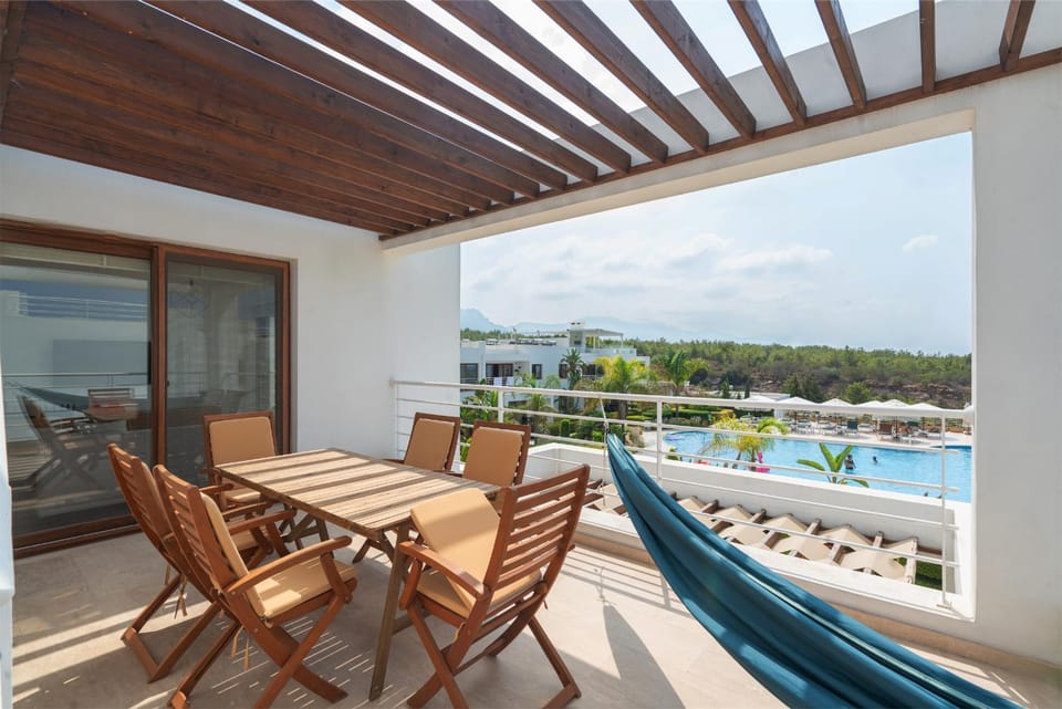 Balcony/Terrace, Seating area, Swimming pool