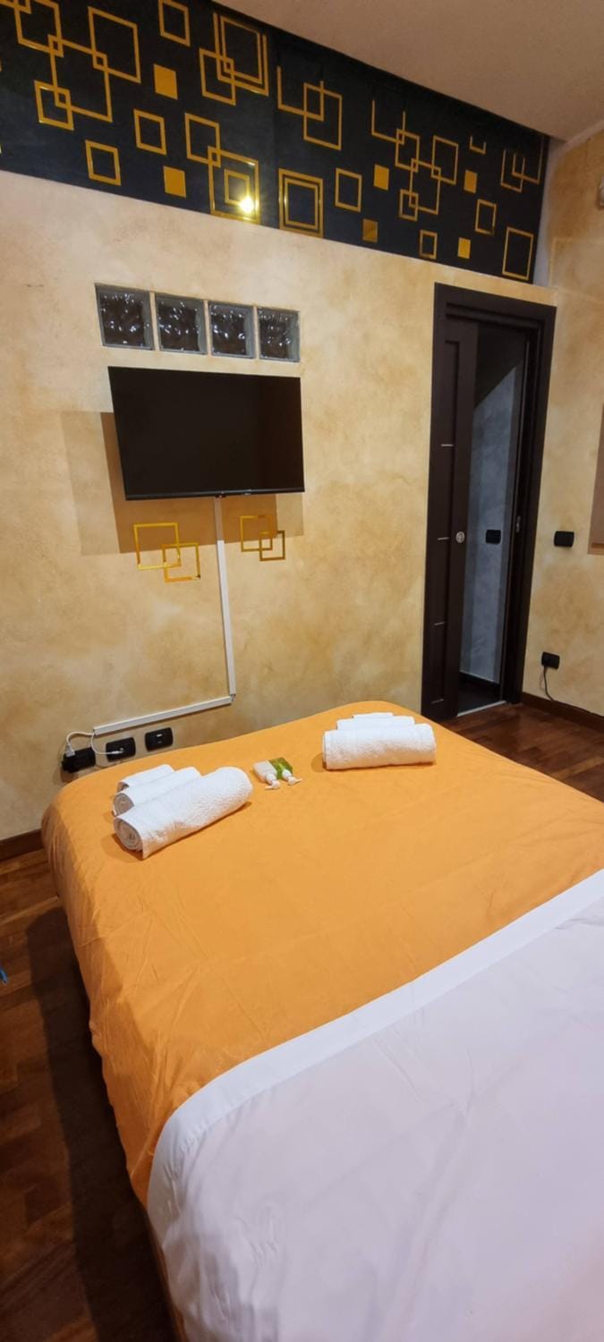 Bed, TV and multimedia, Bedroom