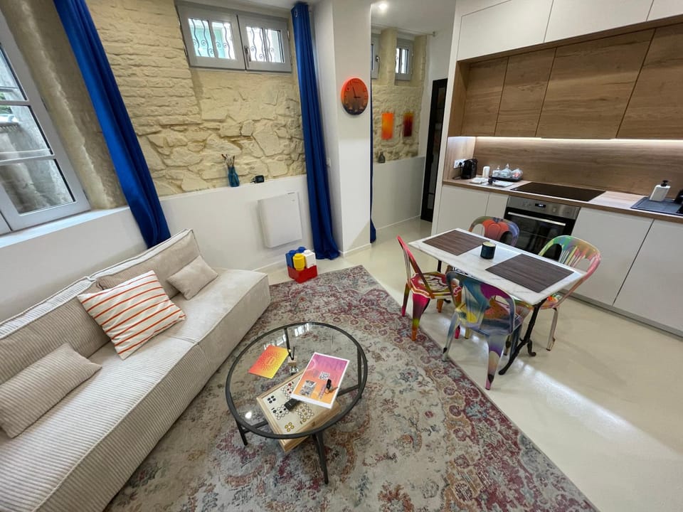 Kitchen or kitchenette, Living room, Seating area, Dining area