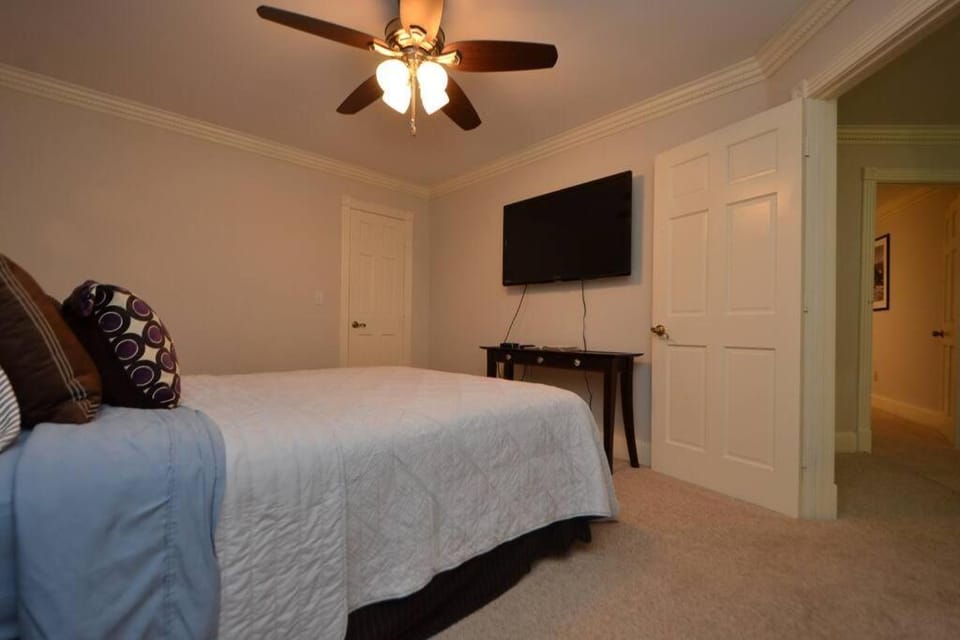 Communal lounge/ TV room, Bed, TV and multimedia, Photo of the whole room, Evening entertainment, Bedroom, fireplace, wardrobe