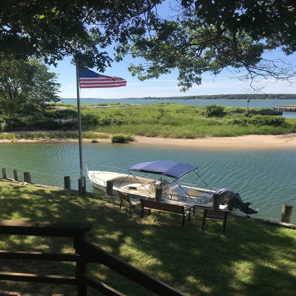 Lagoon Lodge: North Fork,Charming 3Br, Waterfront House in East Marion