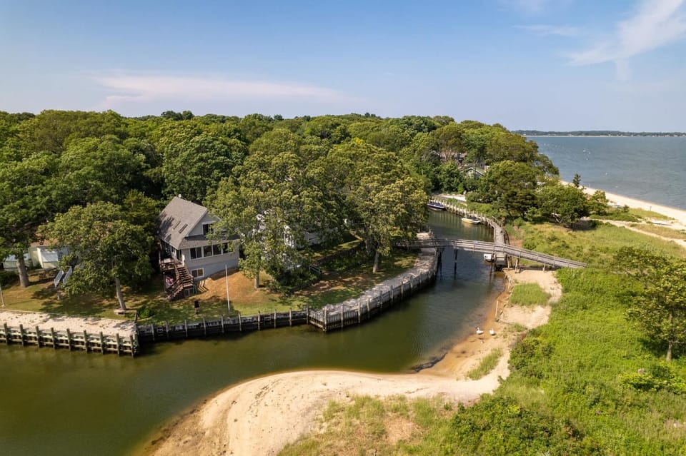 Lagoon Lodge: North Fork,Charming 3Br, Waterfront House in East Marion