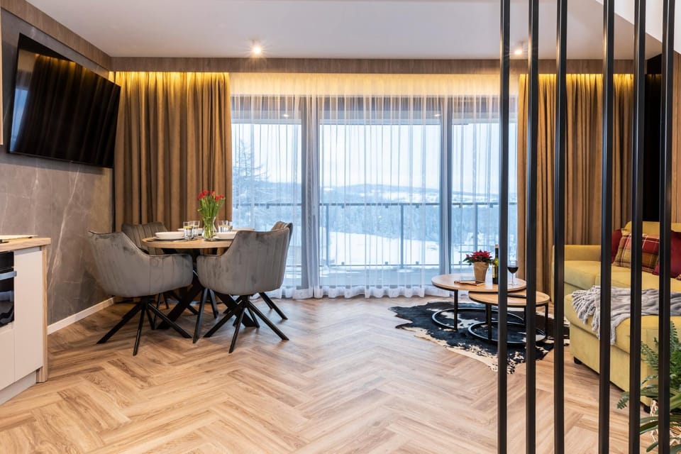 TV and multimedia, Living room, Seating area, Dining area
