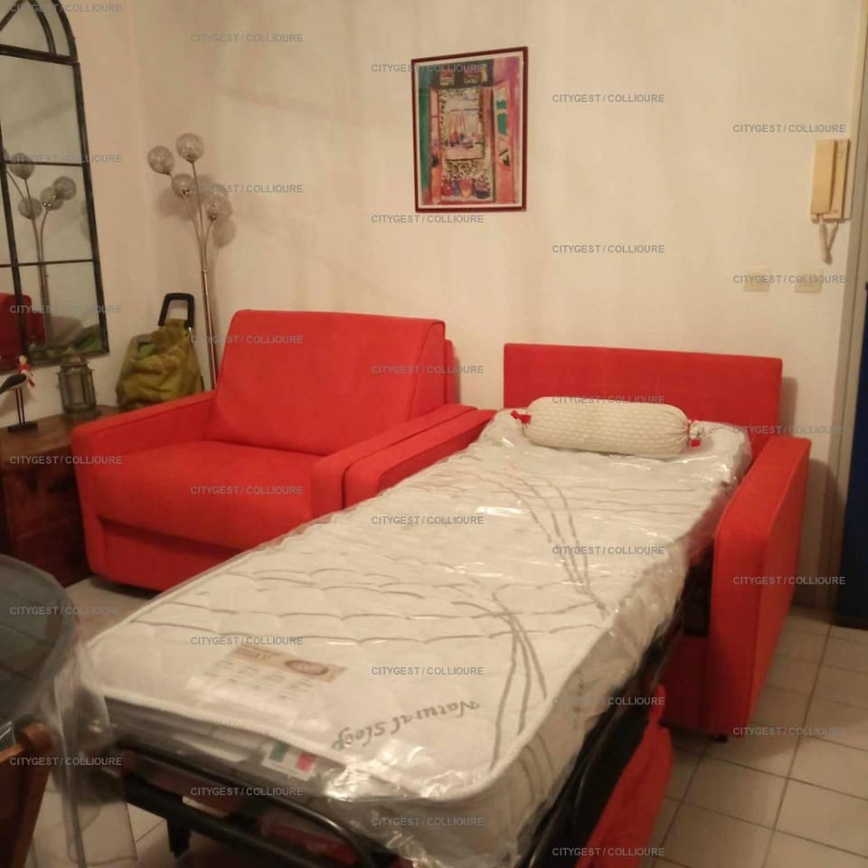 Bed, Living room