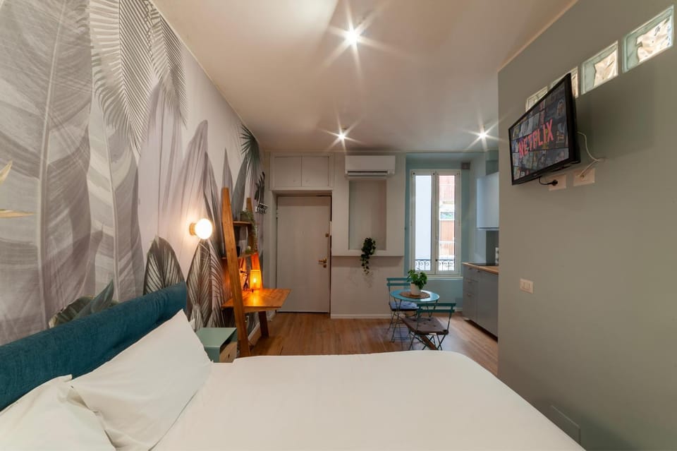 Bed, TV and multimedia, Photo of the whole room, Bedroom
