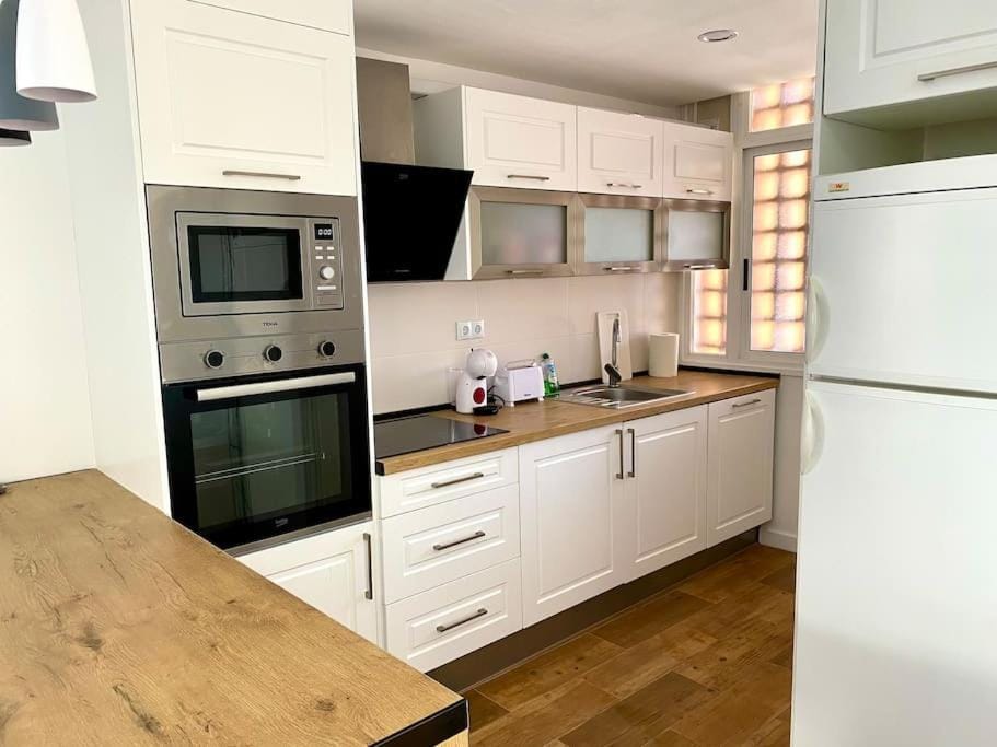 Kitchen or kitchenette, dishwasher, toaster