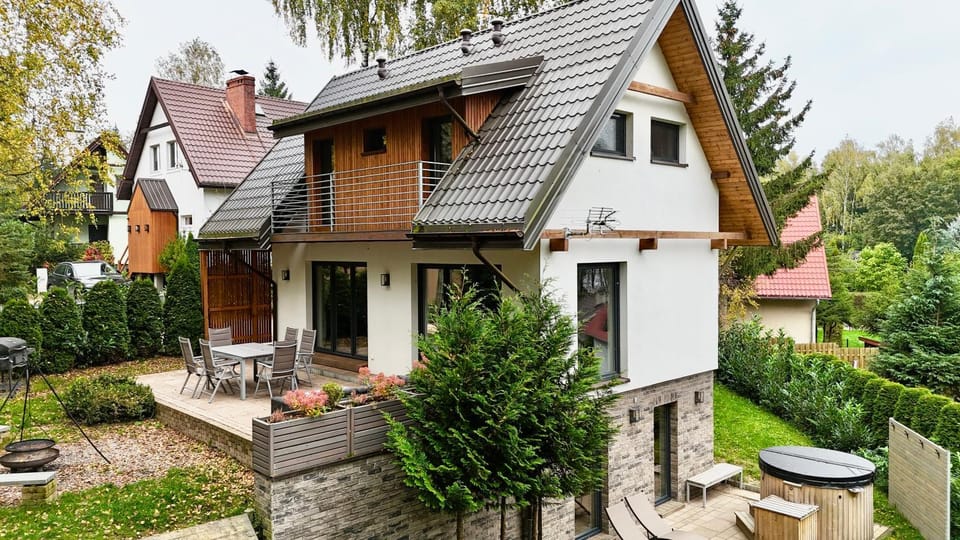 Property building, Garden, Hot Tub, Balcony/Terrace