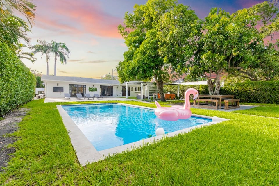 Property building, Spring, Day, Natural landscape, Garden, Garden view, Pool view, Swimming pool, sunbed