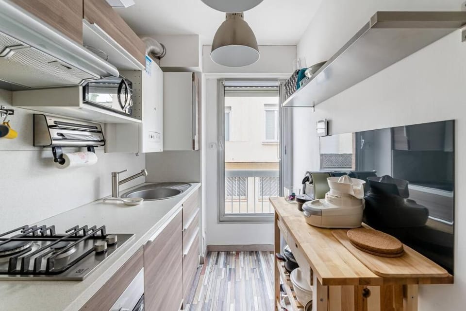 Coffee/tea facilities, Kitchen or kitchenette, oven, stove