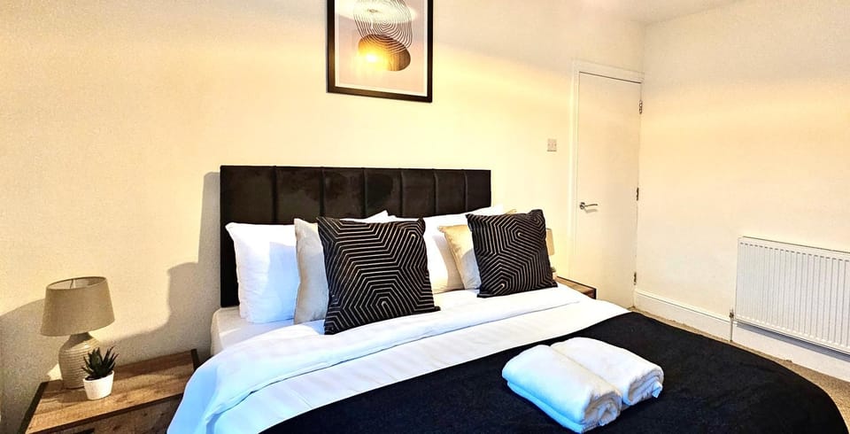 Bed, Photo of the whole room, Bedroom, towels