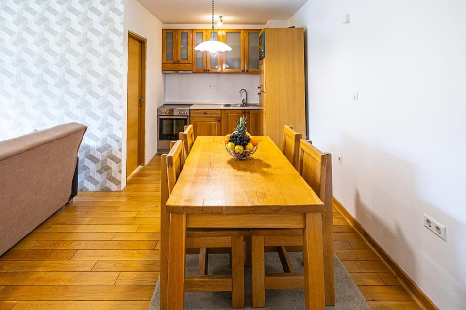 Kitchen or kitchenette, Seating area, Dining area, stove