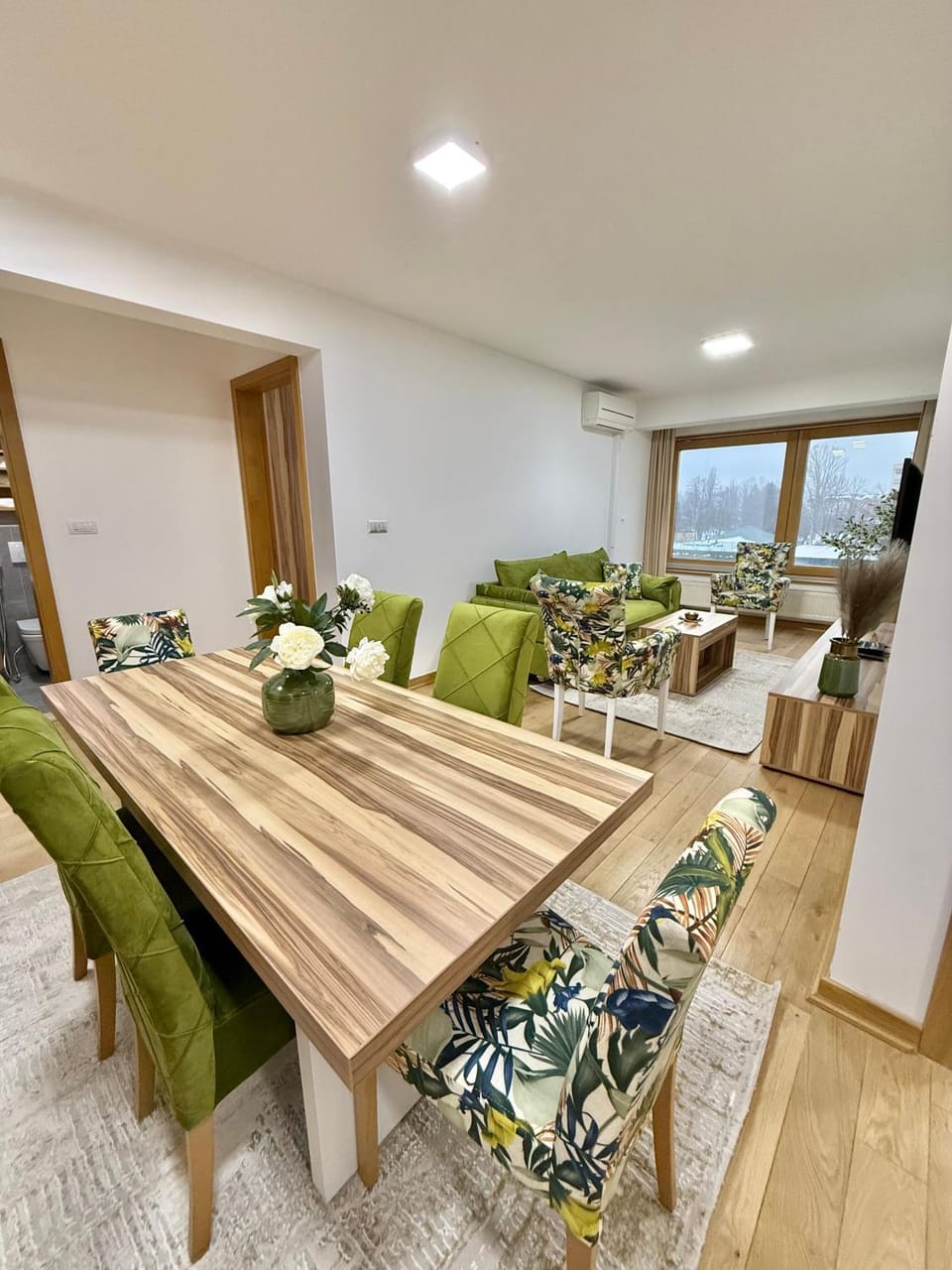 Living room, Seating area, Dining area, air conditioner