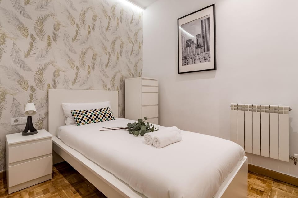 Madrid Embajadores II - Apartamento de 4 dormitorios con Balcón Apartment in Madrid