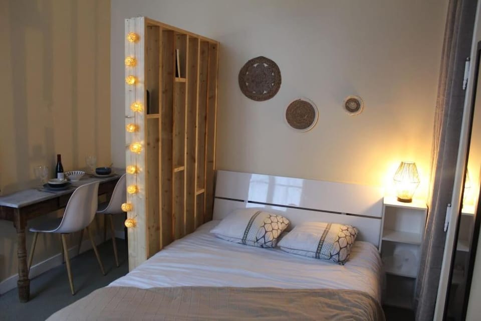 Bed, Photo of the whole room, Bedroom