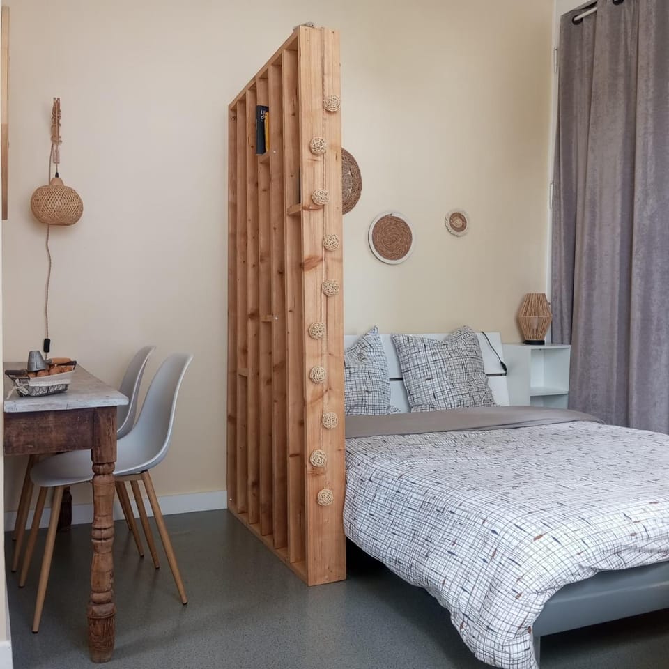 Bed, Dining area