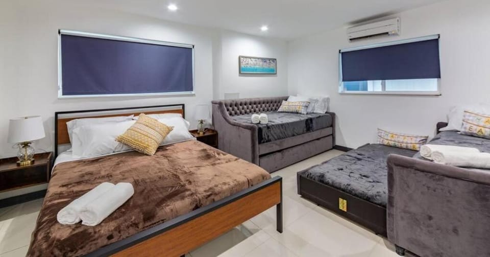 Bed, TV and multimedia, Living room, Photo of the whole room, Seating area, Bedroom, towels, air conditioner