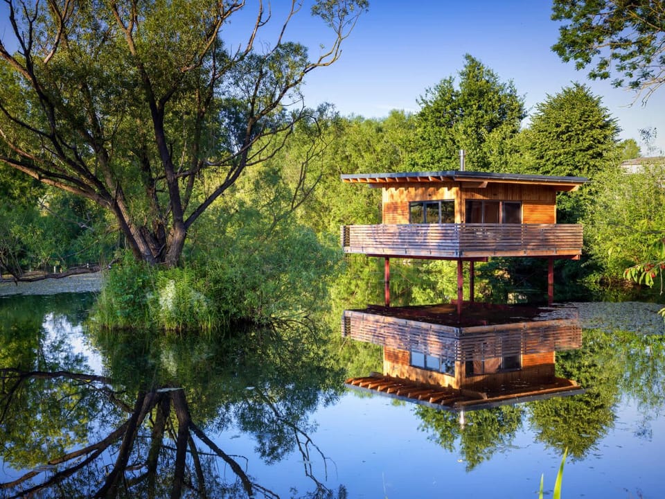 Property building, Spring, Day, Natural landscape, Garden, Garden view, Lake view