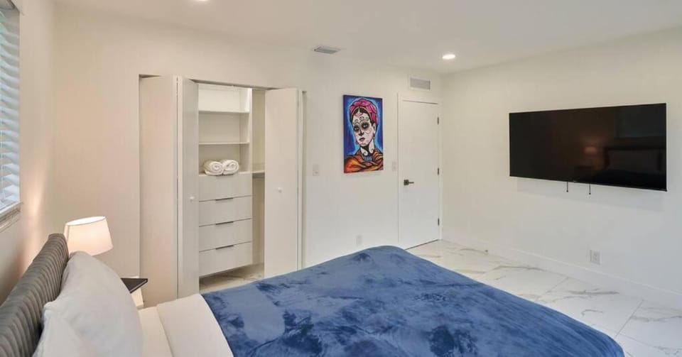 Bed, TV and multimedia, Photo of the whole room, Bedroom