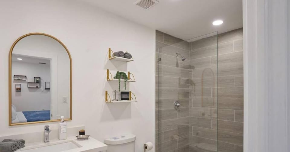 Shower, Toilet, Bathroom, towels