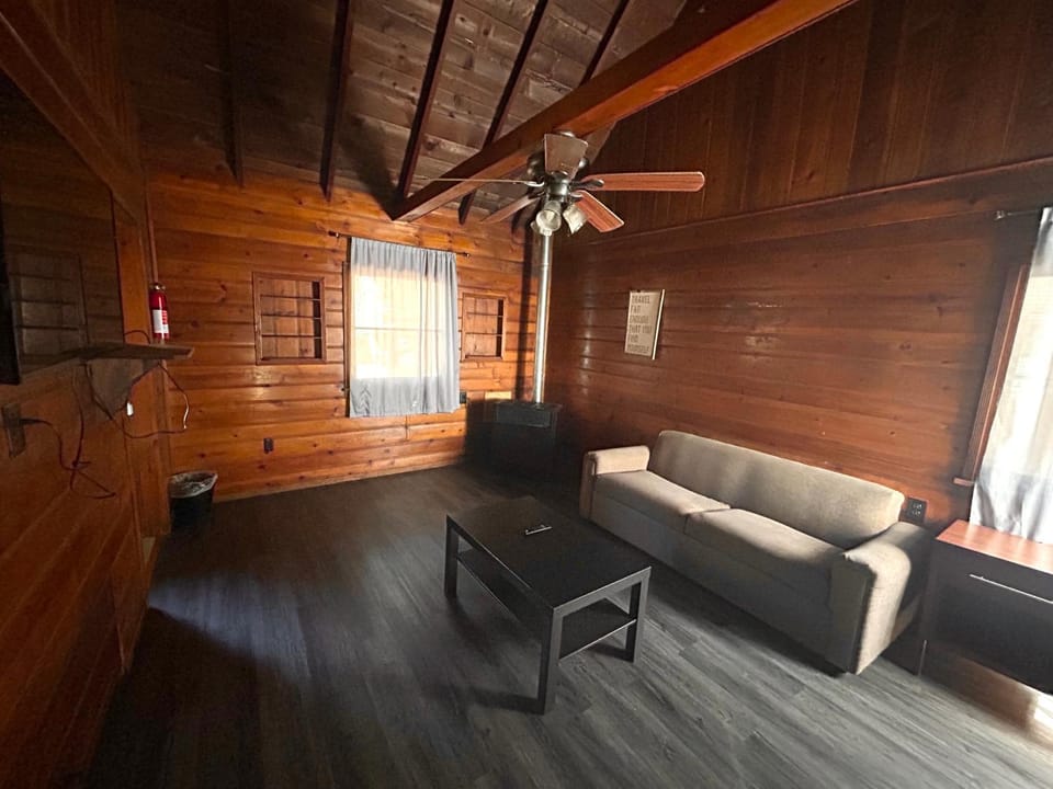 Crest Lodge Historic Mountain Inn Inn in Crestline