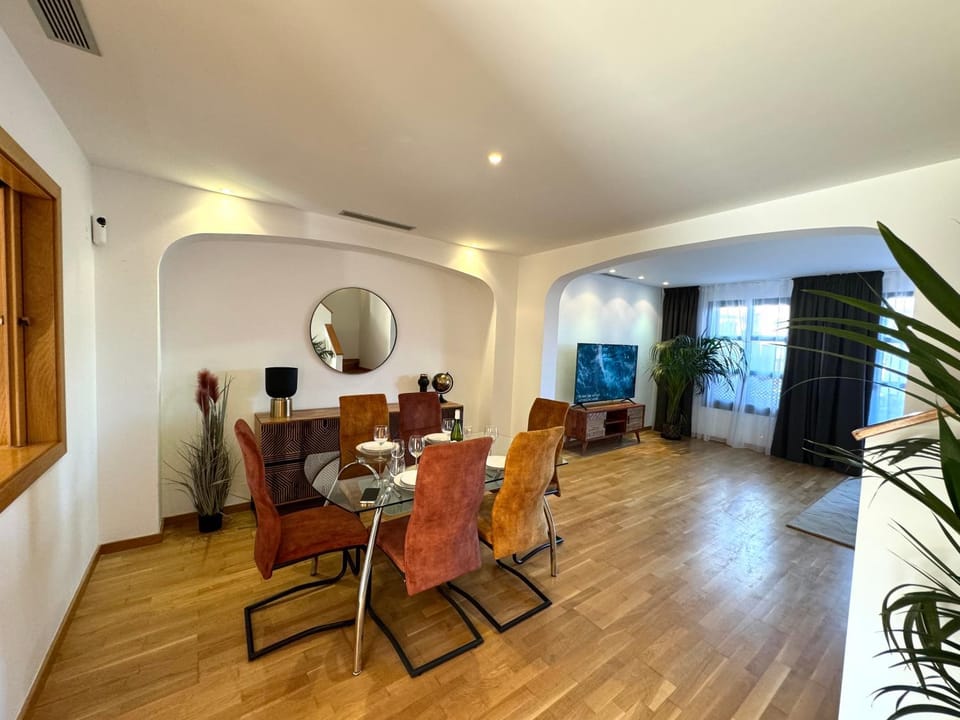 TV and multimedia, Living room, Seating area, Dining area