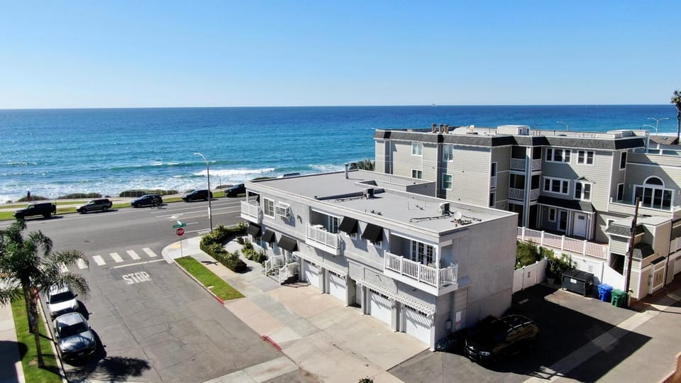 Juniper Beach Entire Home - Sleeps 18 - Oceanfront House in Carlsbad