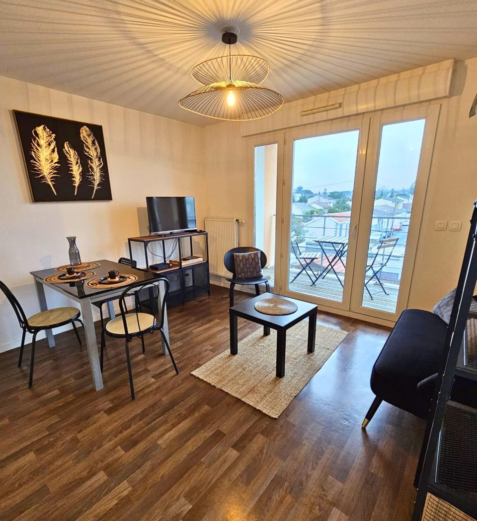 Communal lounge/ TV room, TV and multimedia, Living room, Seating area, Dining area