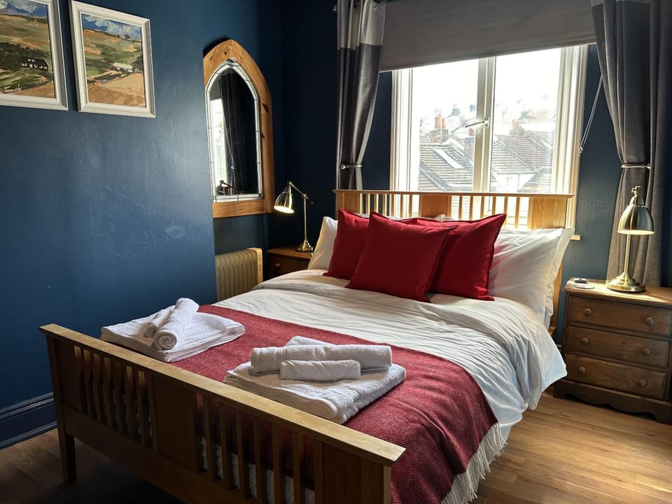 Bed, Photo of the whole room, Bedroom, Pets, Pets, Location, heating, pet friendly, towels