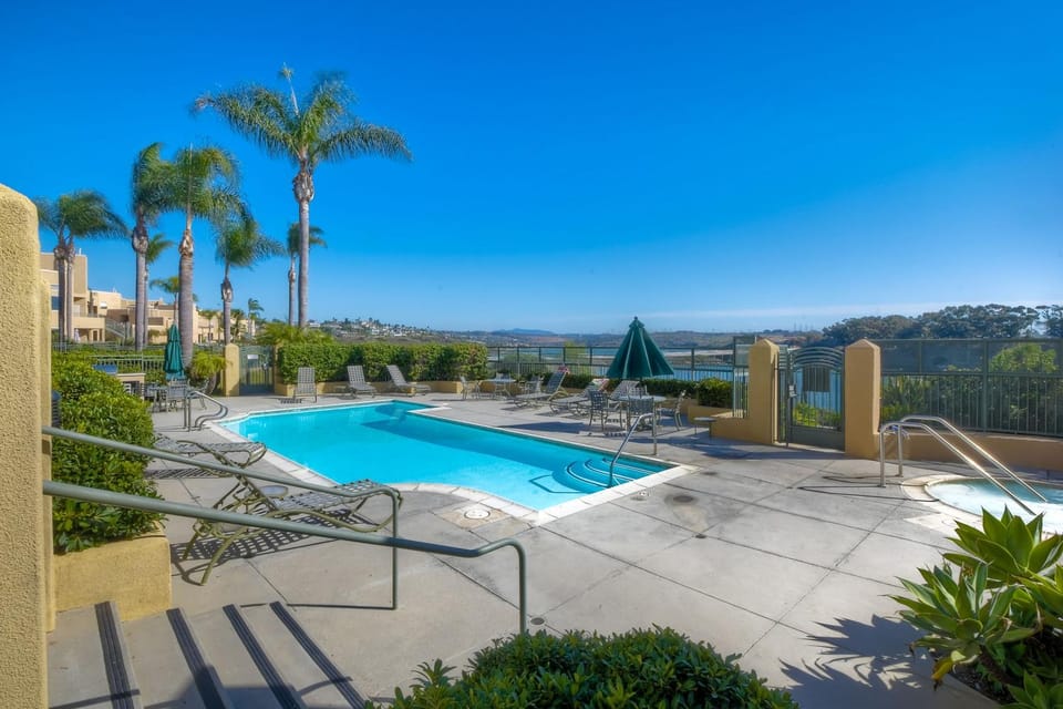 Lagoon Views - Pool - Hot Tub - Gated Community House in Carlsbad