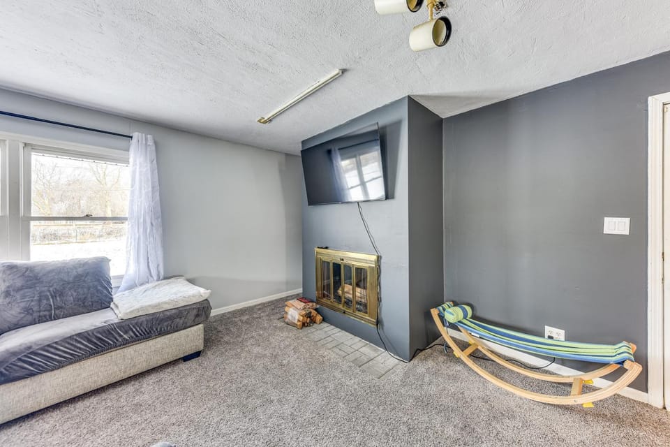 Cozy Wisconsin Escape w/ Deck, Grill & Fire Pit! House in Pleasant Prairie