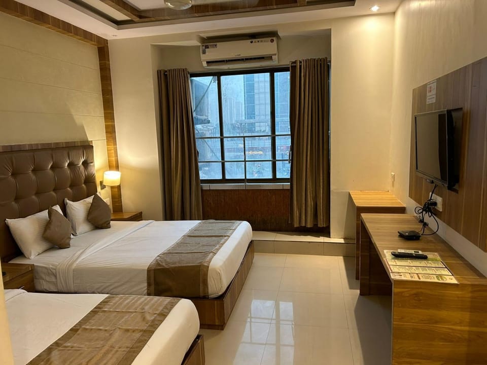 Bed, TV and multimedia, View (from property/room), View (from property/room), Bedroom, air conditioner