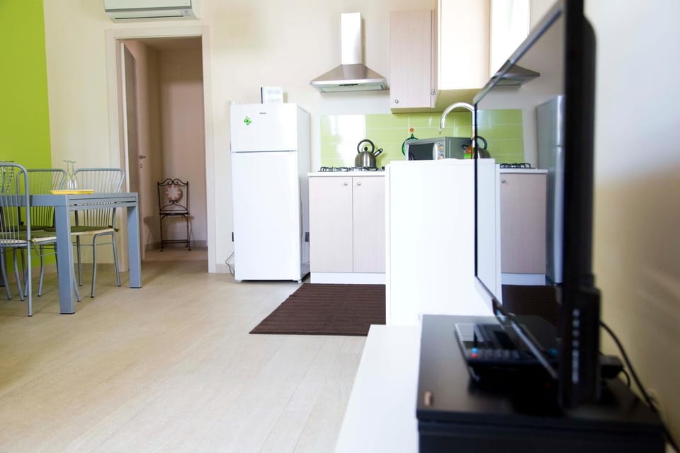 TV and multimedia, Coffee/tea facilities, Kitchen or kitchenette, Living room, Dining area