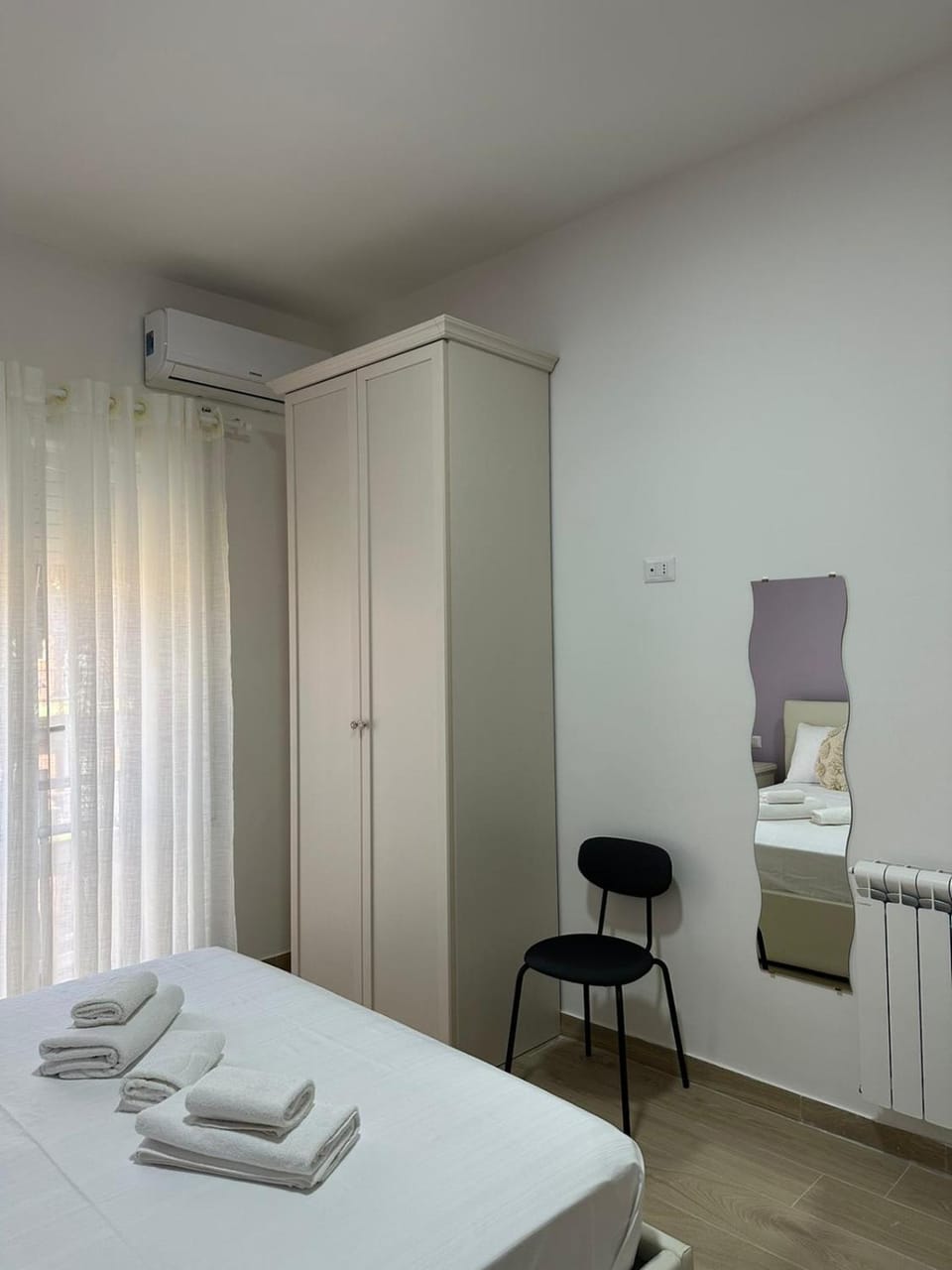 hair dresser, towels, air conditioner