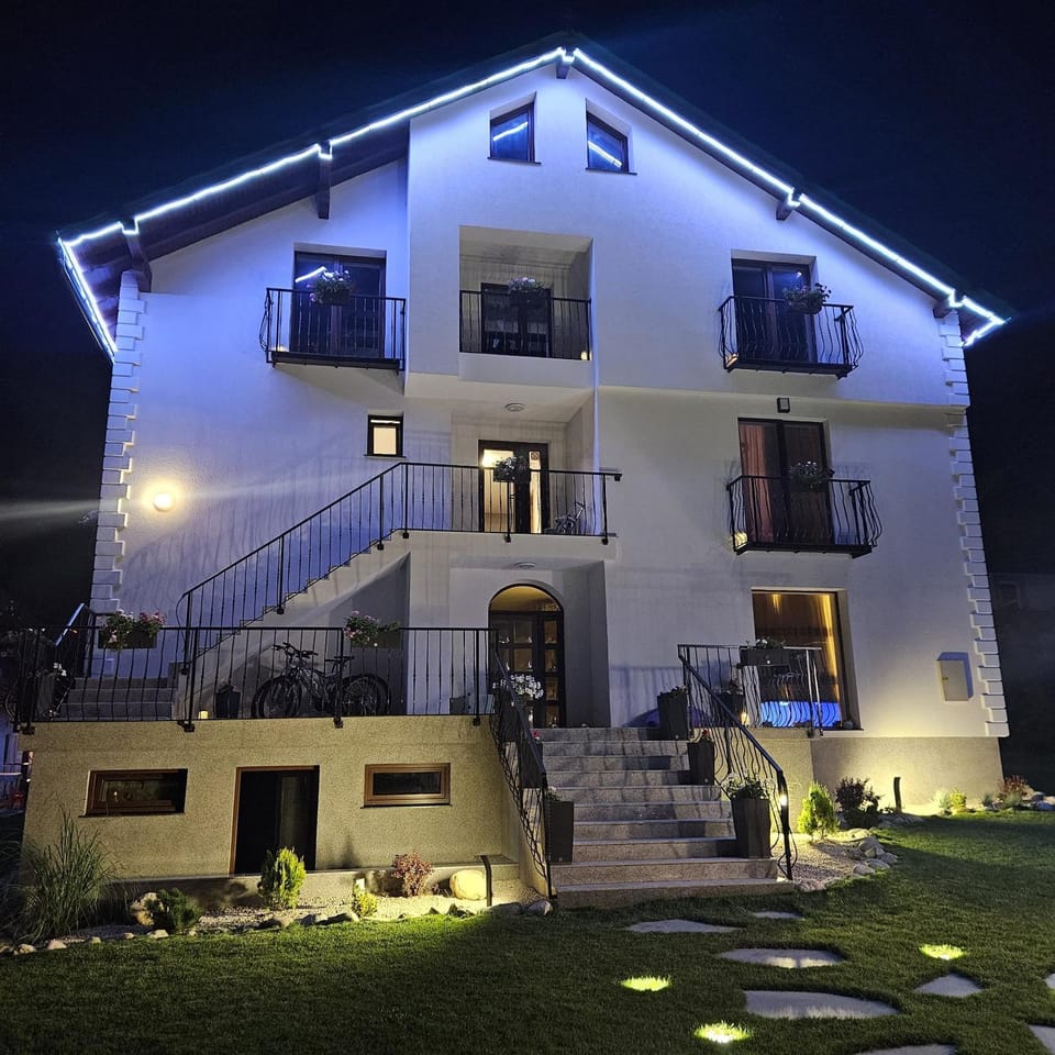 White House Moieciu Bed and Breakfast in Brașov County