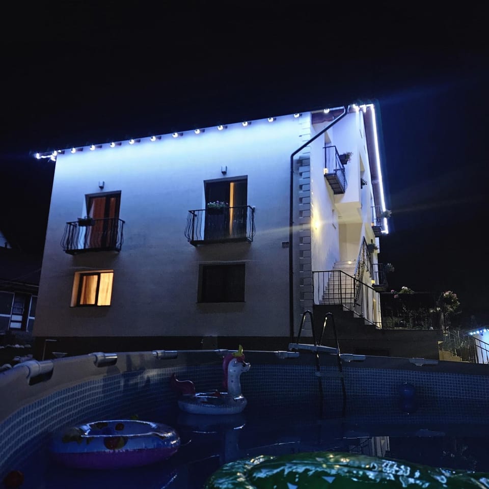 White House Moieciu Bed and Breakfast in Brașov County