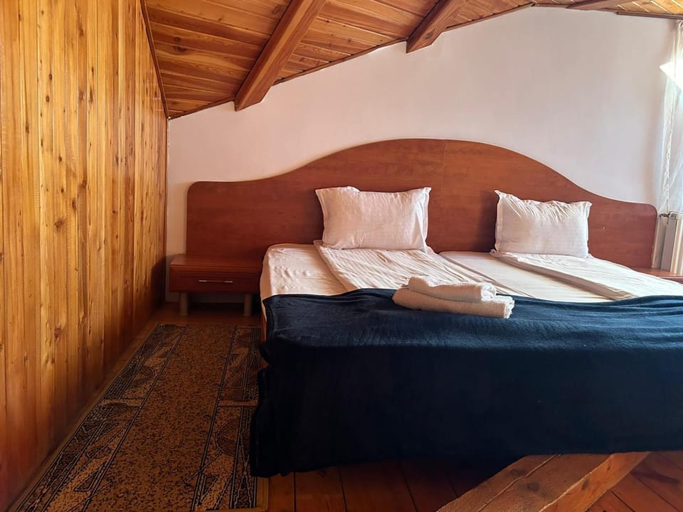 Bed, Photo of the whole room, Bedroom, towels
