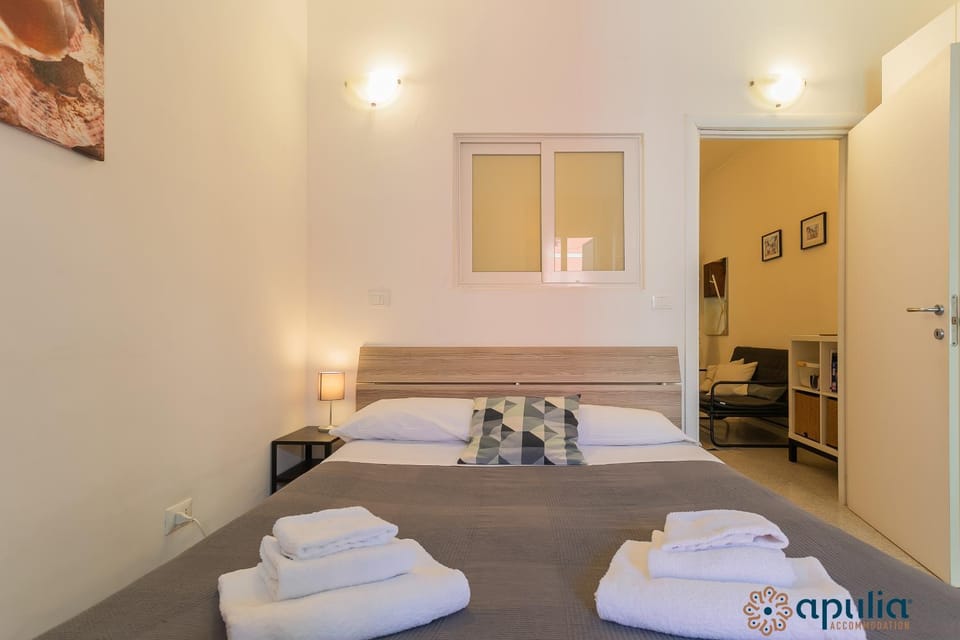 Photo of the whole room, Bedroom, towels