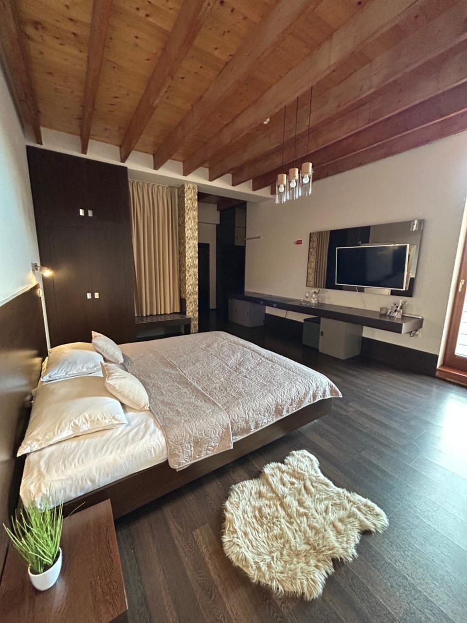 TV and multimedia, Photo of the whole room, Bedroom
